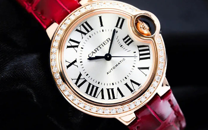 卡地亞手表如果發(fā)現(xiàn)進灰了要怎么清除？